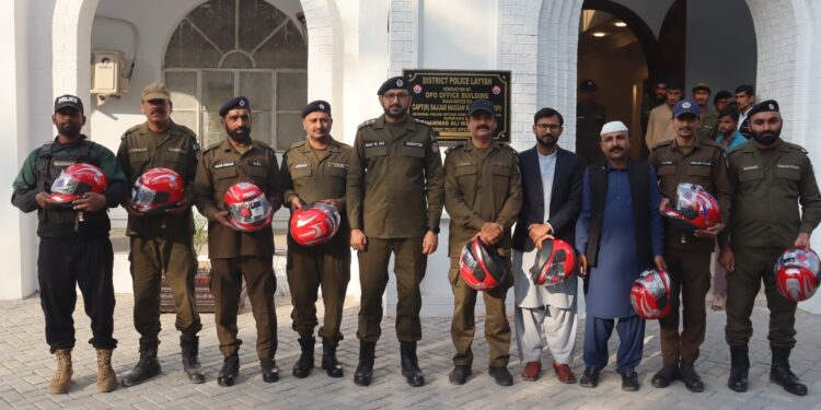 لیہ پولیس اہلکاروں میں ہیلمٹ کی تقسیم — ٹریفک قوانین پر سختی سے عملدرآمد کی ہدایت