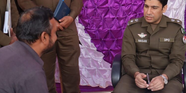 ڈی پی او لیہ حسن جاوید بھٹی کی تھانہ سٹی کے مختلف مقامات پر کھلی کچہریاں، شہریوں کے مسائل کے فوری حل کی یقین دہانی