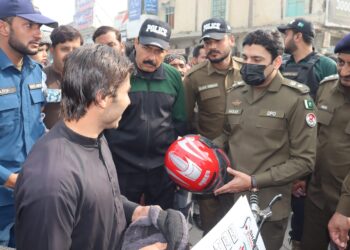 ٹریفک قوانین آگاہی مہم—لیہ پولیس کی جانب سے شہریوں میں مفت ہیلمٹ کی تقسیم جاری